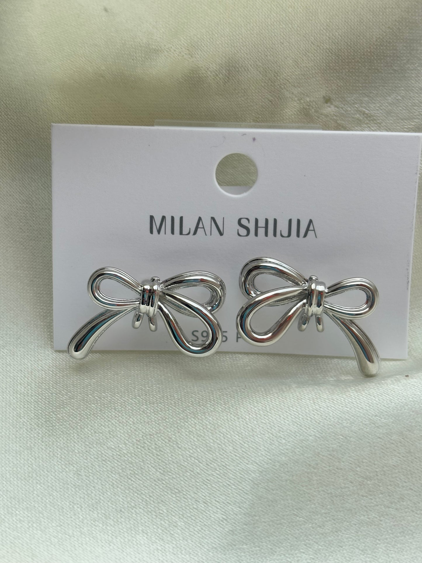 Silver bow earring