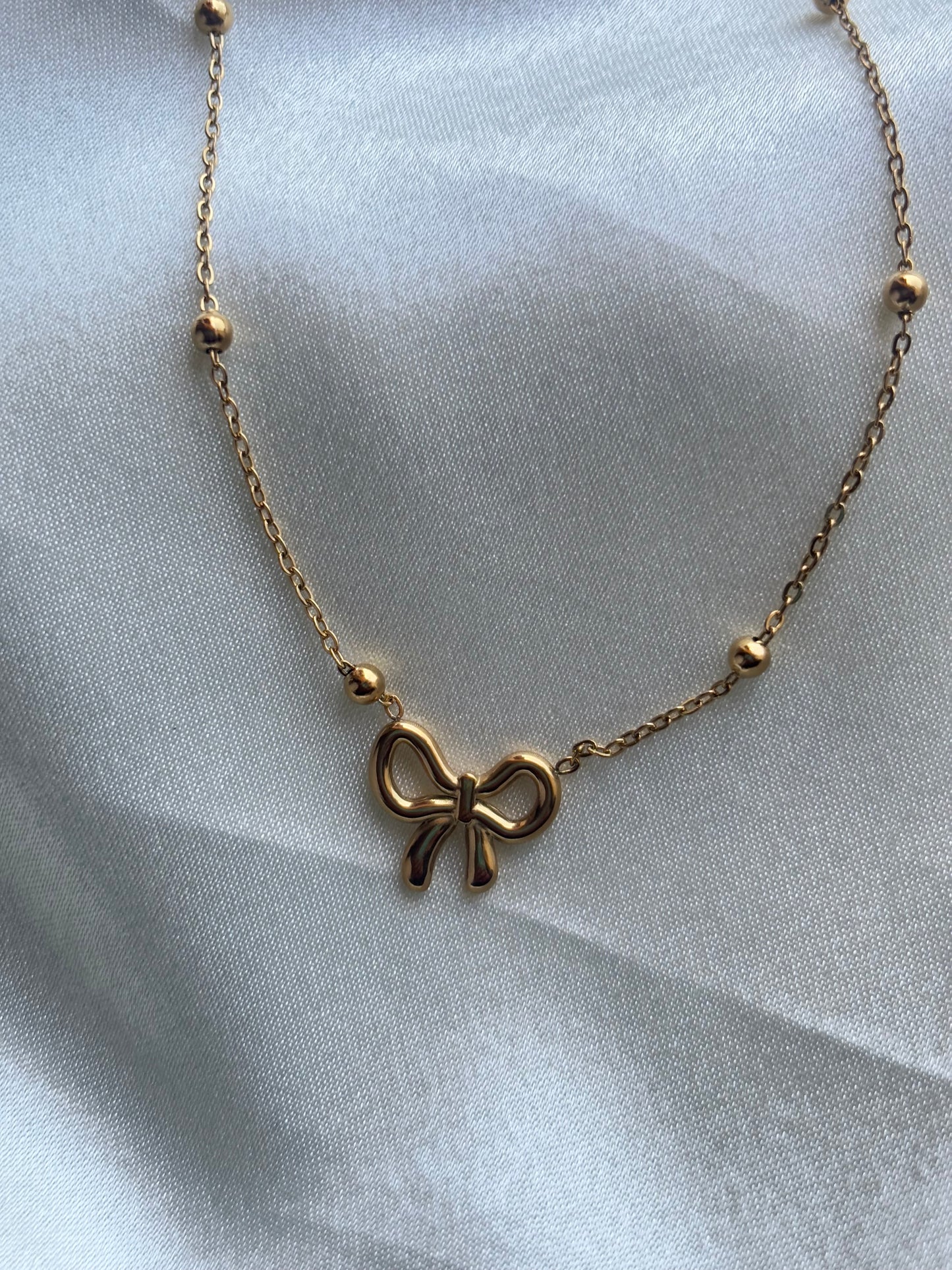 Bow necklace