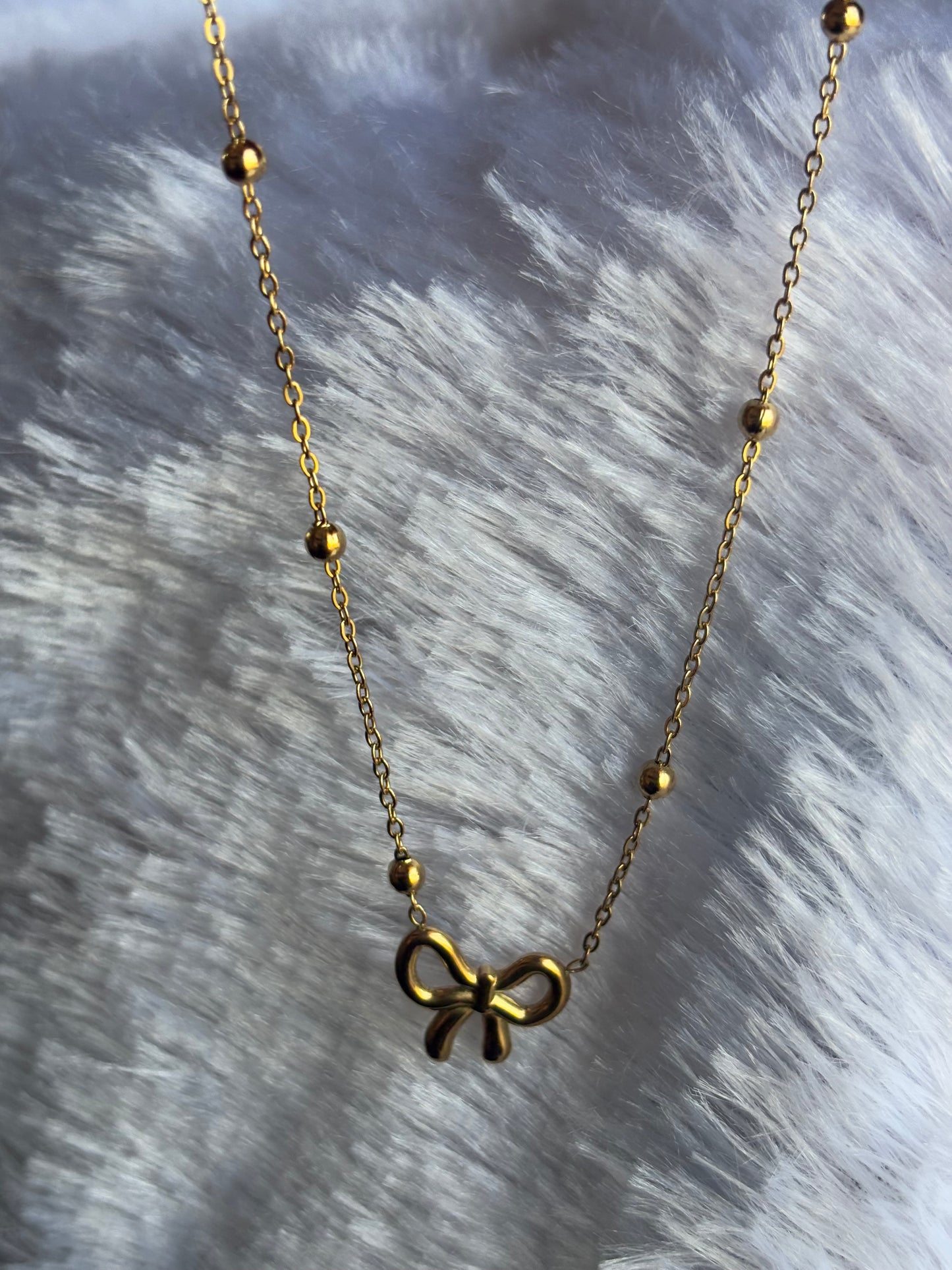 Bow necklace