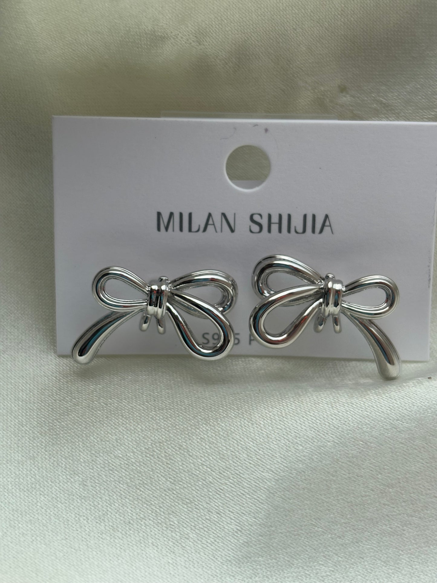 Silver bow earring