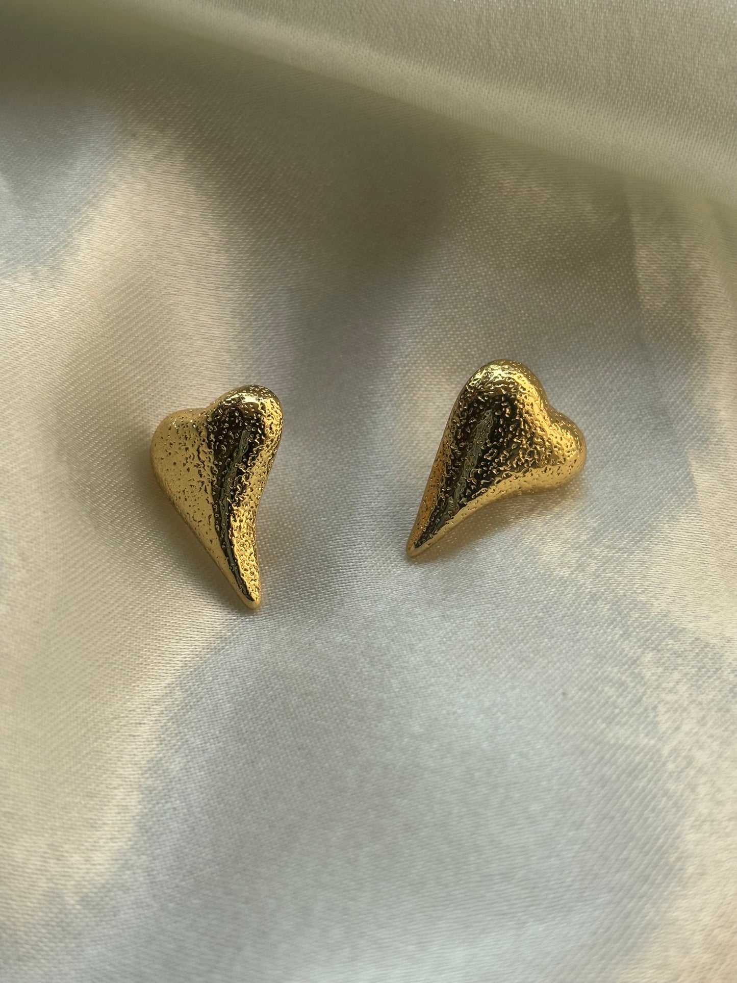 Pointed heart stud