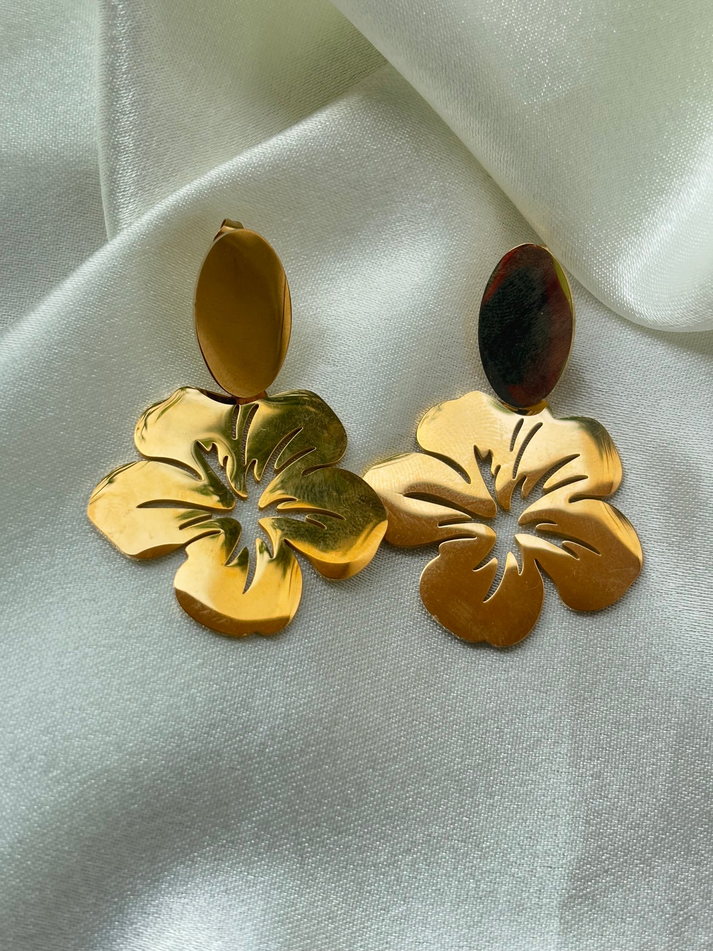 Hibiscus Gold earring