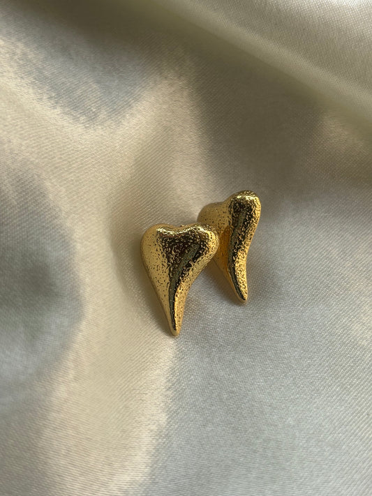 Pointed heart stud