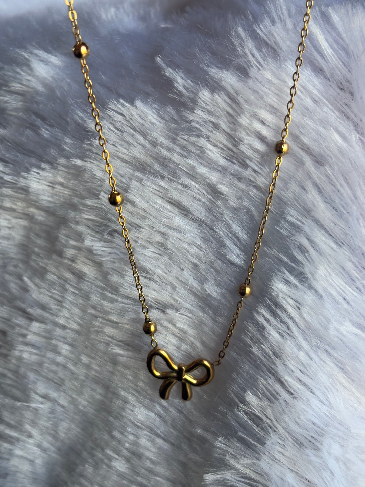 Bow necklace