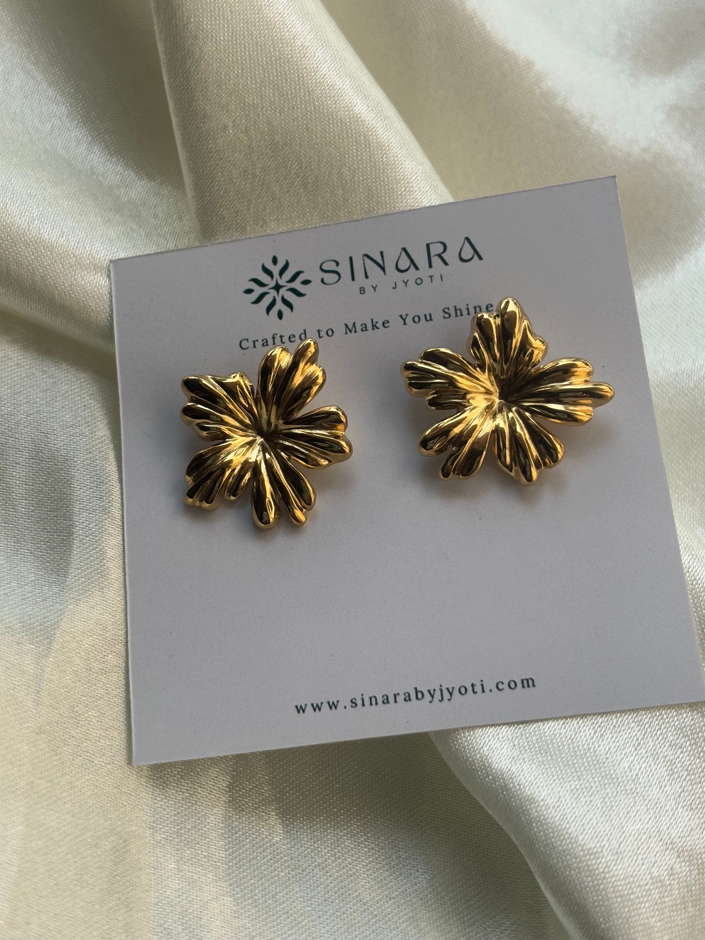 Flower shape earring