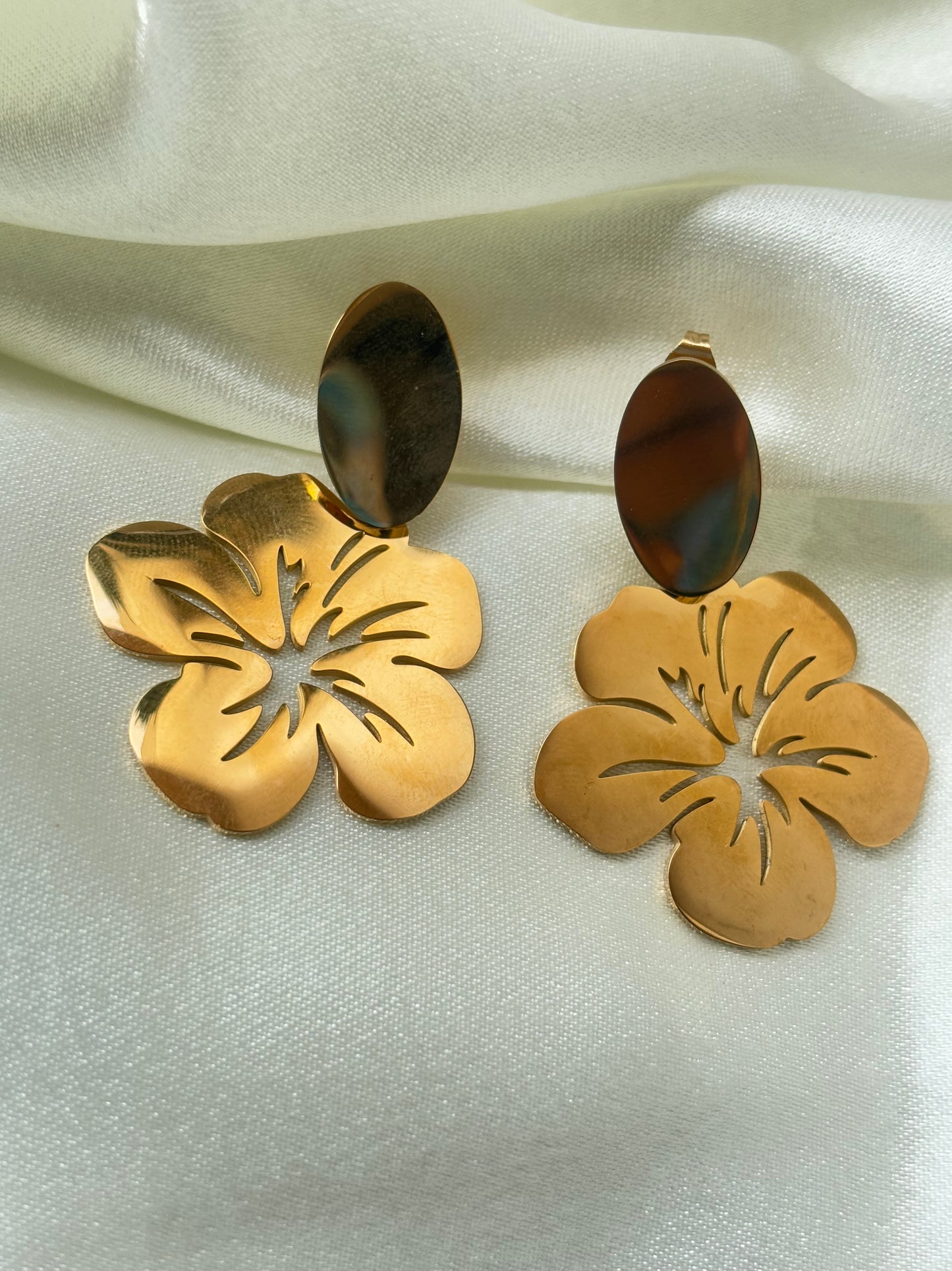 Hibiscus Gold earring