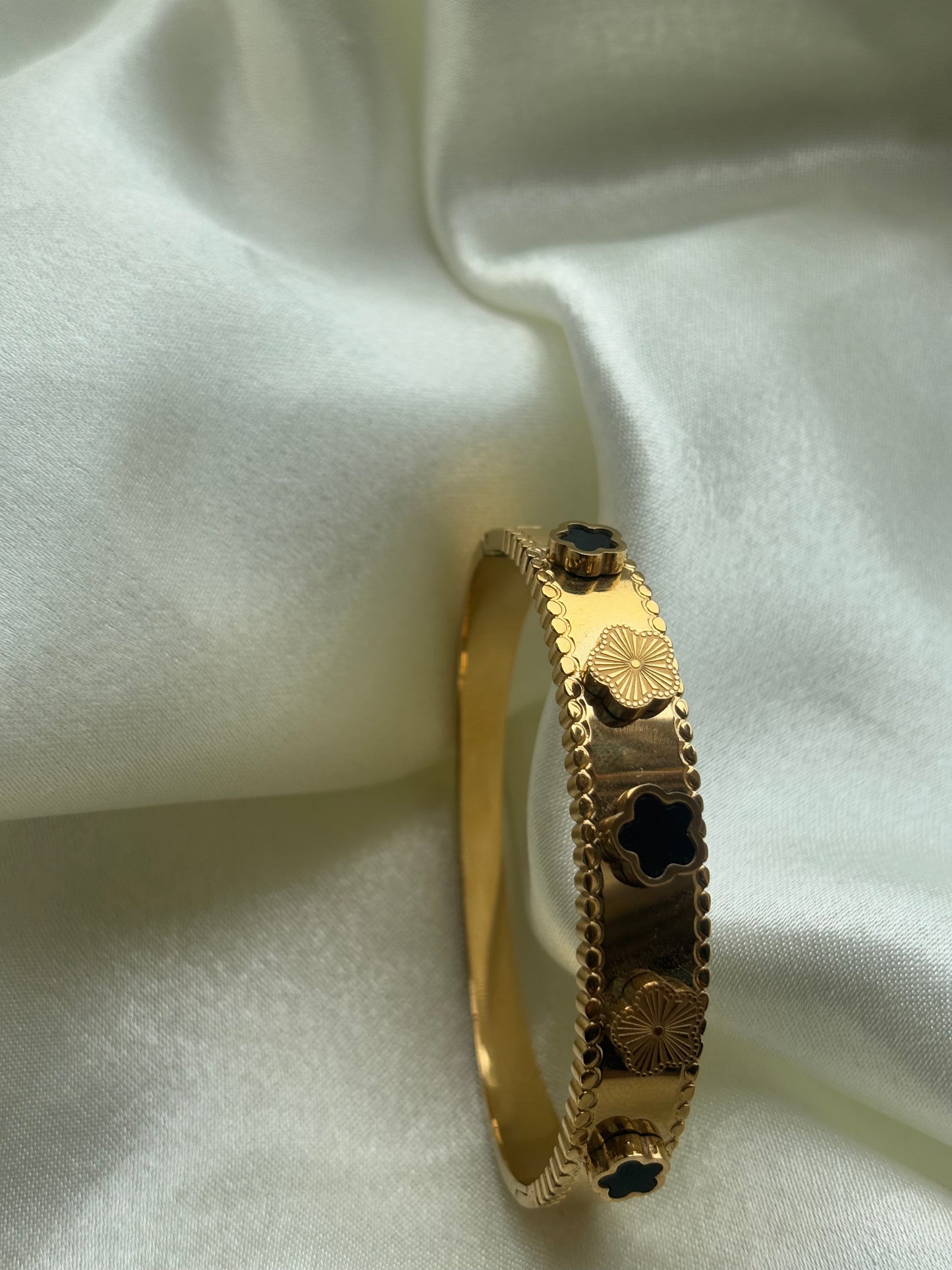 Black & Golden Clover kada