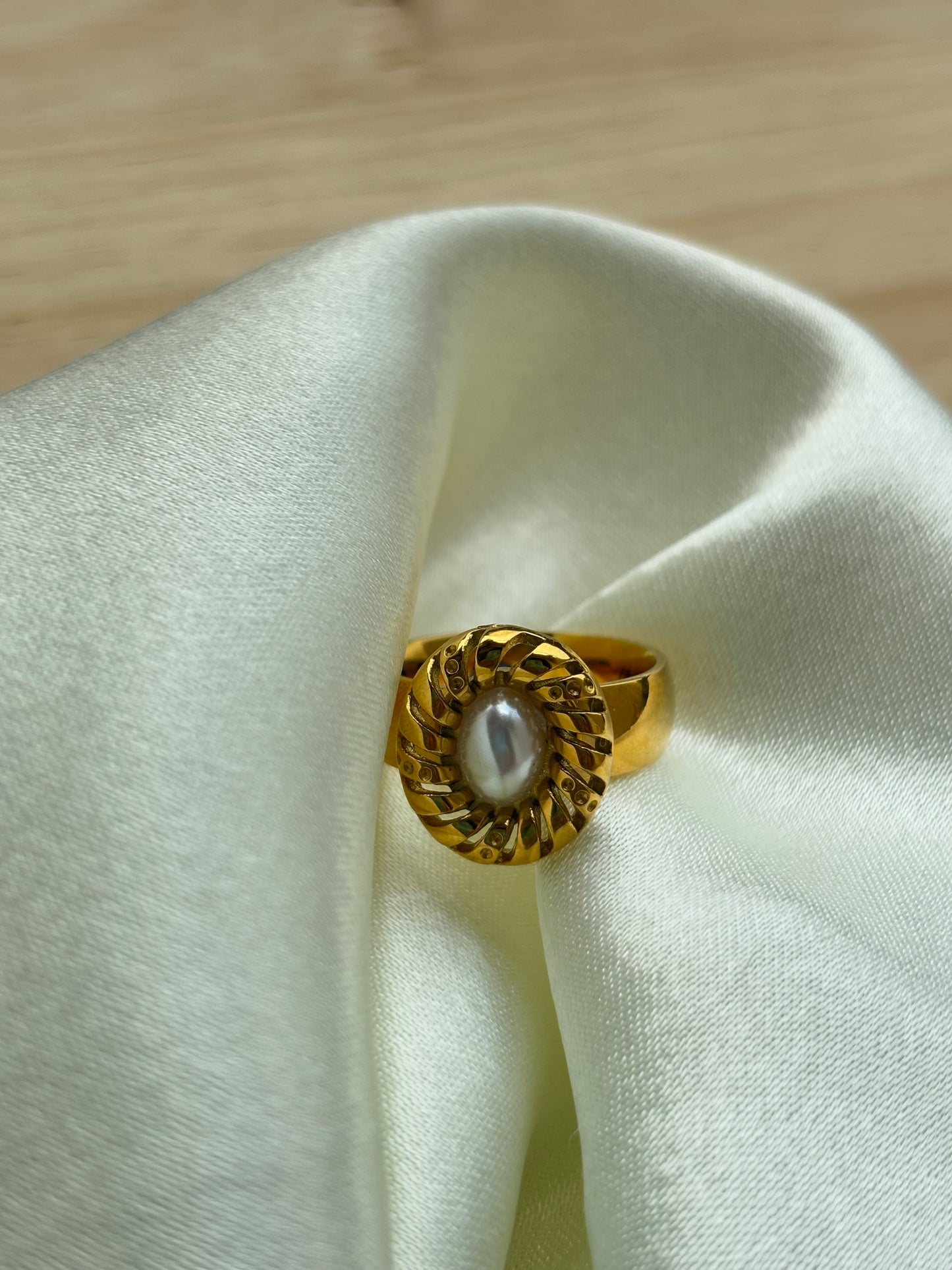 Vintage Screw Thread Pearl earring